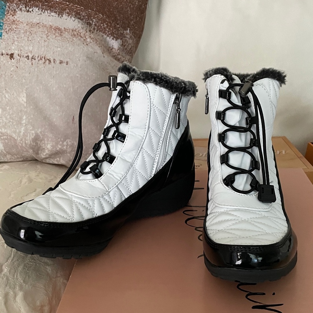 NIB white snow boots fur lined side zipper quilted waterproof black n white 7.5